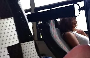 XXX يجلس على اثنين من أعضاء عرب نار حيوانات