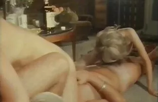 XXX تصبح شقراء ضحية مساج عرب نار منوم