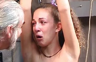 XXX فاتنة صغيرة الثدي عرب نار عرب يحصل على ثمل من قبل النسر الوشم